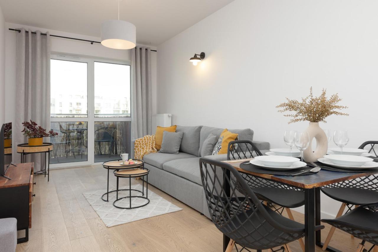 Modern & Bright With Parking And Balcony By Renters Warschau
