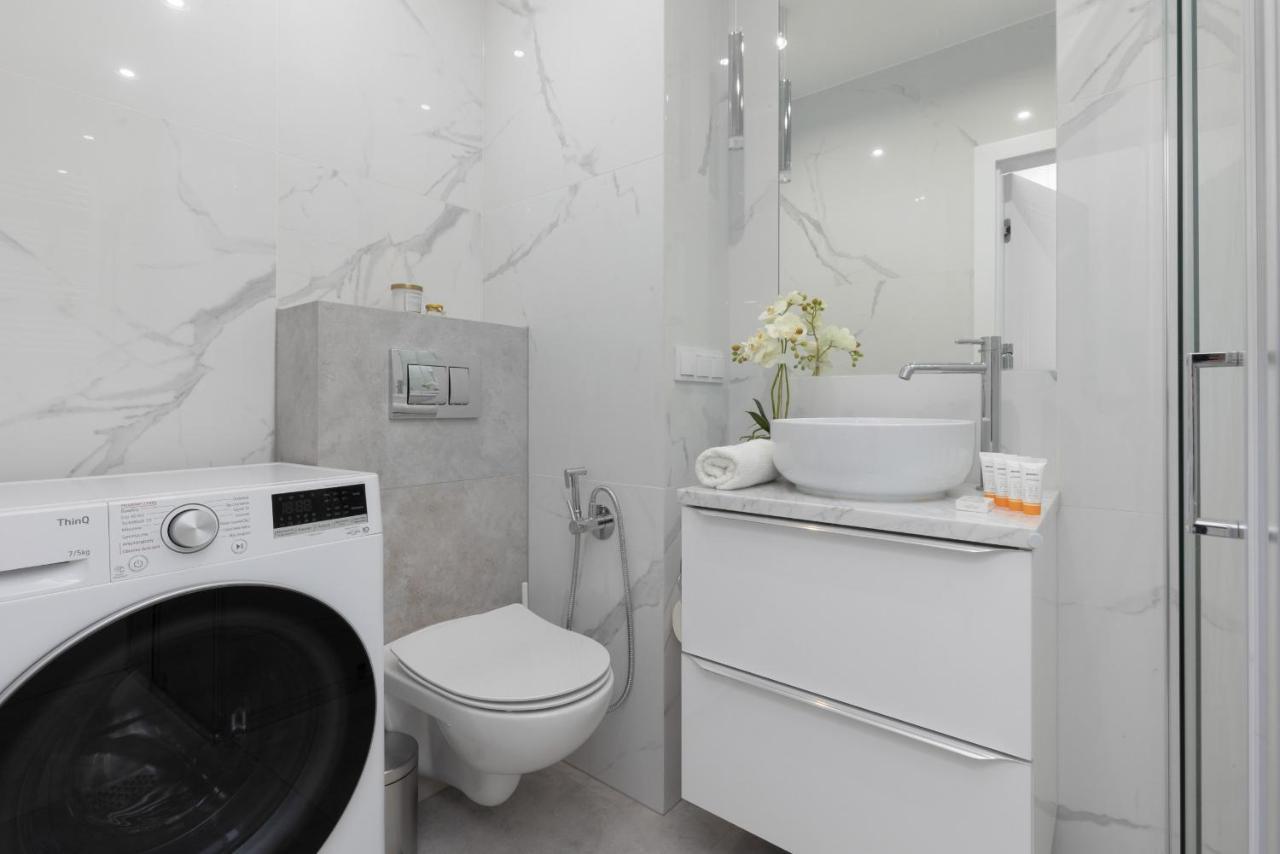 Appartement Modern & Bright With Parking And Balcony By Renters Warschau