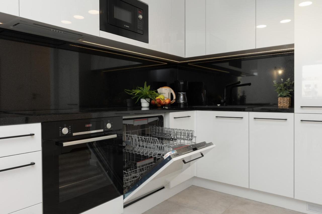 Modern & Bright With Parking And Balcony By Renters Warschau