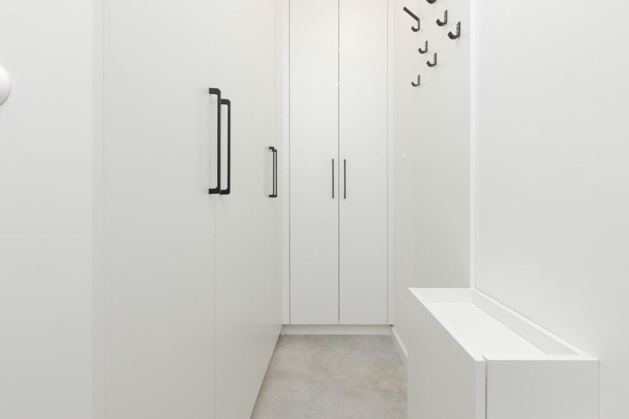 Modern & Bright With Parking And Balcony By Renters Appartement *